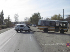 Под Волгоградом работник похоронного бюро на автобусе врезался в «ВАЗ»: пострадал парень 