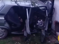 «Семерка» вылетела с дороги и врезалась в гараж: волгоградка погибла
