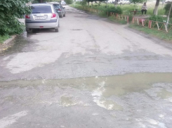 Волгоградцы пожаловались на текущую во дворе многоэтажки канализацию