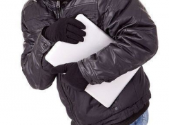 На севере Волгограда мужчина украл у дочери ноутбук и драгоценности