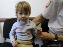 В Камышине ищут родителей 2-летней девочки в кроссовках 39-го размера 