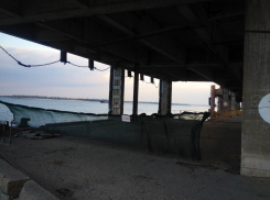 Рабочие демонтируют причальную стенку центральной набережной в Волгограде 