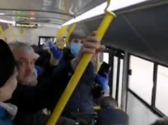 Забитые утром автобусы сняли на видео волгоградцы