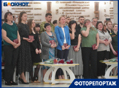 Мальчишка сжимает в руках портрет отца, мамы плачут: в Волгограде посмертно наградили 10 бойцов СВО