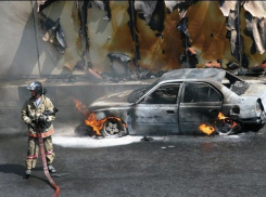 На юге Волгограда сгорела иномарка