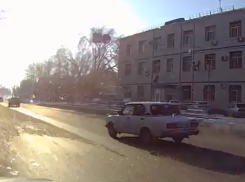Дорожный беспредел в Волгограде: 8 авто пронеслись на скорости мимо пешеходов на «зебре»