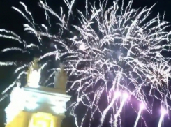 В Волгограде прогремели праздничные салюты: видео