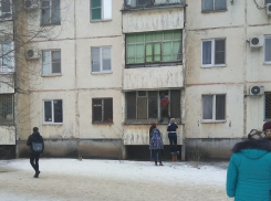 В Волжском очевидцы заметили ребенка между окном и решеткой