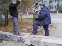 В Волгограде чиновники предложили жильцам дома на Спартановке добираться к остановке по тропинке среди камышей