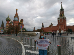 Одиночные пикеты в поддержку местного времени волгоградские активисты провели у стен московского Кремля