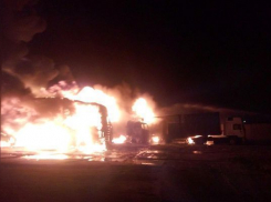 На волгоградской автостоянке за одну ночь сгорело семь грузовиков