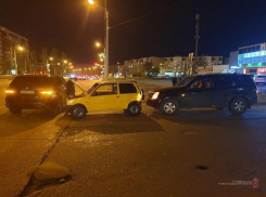 «Ока» не уступила дорогу  BMW X5 в Волжском и врезалась в  SsangYong