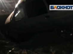 В Волгограде легковушка провалилась под асфальт посреди дороги