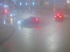 Появилось видео массовой аварии с «Теслой» в центре Волгограда