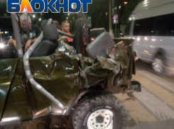 Военный КамАЗ переехал велосипедиста, врезался в УАЗ и скрылся в Волгограде: видео