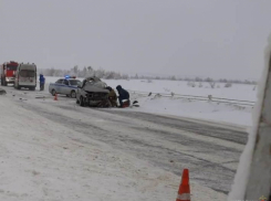 Один человек умер и трое пострадали на снежных дорогах Волгоградской области