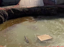 «А если кто утонет?»: страшная яма образовалась в Волгограде