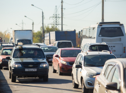 Вторую Продольную в Волгограде сковала пробка 