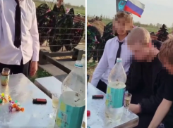 Детей пристыдили за «бег без штанов» у могил участников СВО: «Они погибли, чтобы вы жили, а не бухали!»