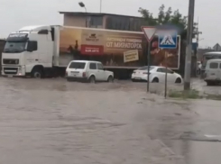 Плавающие по дороге на «Бейкер Стрит» автомобили сняли на видео на западе Волгограда