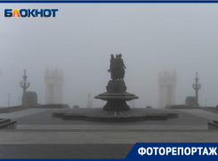 «Украл» Волгу, речной порт и прохожих: утренний туман в Волгограде в объективе фотографа
