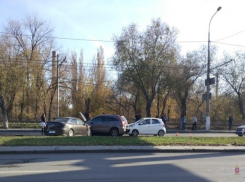 Стали известны подробности массовой аварии на площади  Возрождения в Волгограде