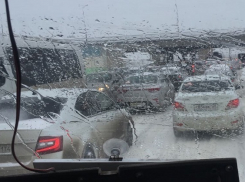 Снежный Волгоград застрял с утра в 8-балльных пробках