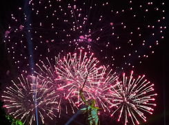 Озарившие «Родину-мать» в  Волгограде «Свет Великой Победы» и салют попали на видео