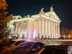 Без икры, бренди и пирожных оставили театралов в Волгограде