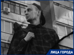 «В офисе зарабатываю на музыку»: создатель волгоградской группы «Купи мне комиксы» Дмитрий Гладилин