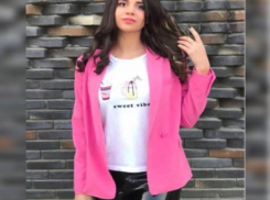 Алиана Устиненко прогулялась со своим сыном в Волгограде