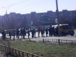 ﻿В последние дни работы маршруток в Волгограде очереди на остановках измеряются десятками человек