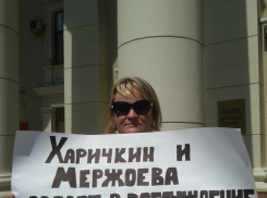    В Волгограде мать семерых детей требует положенного жилья у стен администрации