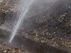 Фонтаны из кипятка забили в Волгограде: видео