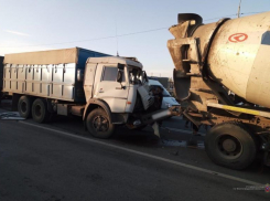 Лихач на КамАЗе врезался в бетономешалку под Волгоградом