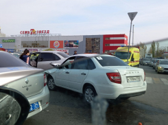 Машина вылетела на тротуар у ТЦ: авария на севере Волгограда 