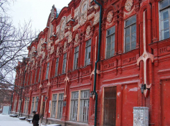 Не протирали поручни каждые два часа: замдиректора Казачьего театра оштрафован в Волгограде