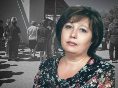 «Добрая наша Лена»: волгоградцы проводили в последний путь умершую на линейке учительницу