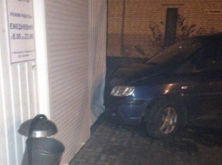 В Волгограде иномарка врезалась в столб и протаранила магазин