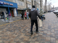 «Почта России» объяснилась за уличную очередь под приливным дождем в Волгограде 