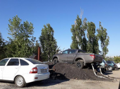 На западе Волгограда внедорожник застрял в куче асфальта