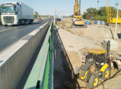 Разрушать мост при движущемся транспорте начали в пойме под Волгоградом