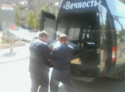 На рынке в Волжском на глазах у прохожих скончался мужчина