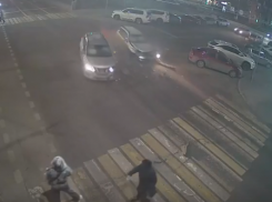 Иномарки отбросило на «зебру» с пешеходами в центре Волгограда – видео