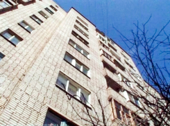 На севере Волгограда мужчина выпал из окна 2-го этажа 