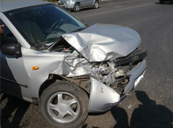 В Волгограде в тройном ДТП с «Лада Калина» пострадала 28-летняя женщина