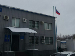 Порванный и потрепанный флаг РФ «украшает» отдел полиции под Волгоградом