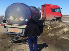 Водитель и пассажир ВАЗа чудом выжили в жутком ДТП с автоцистерной в Волгоградской области