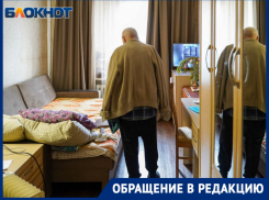 «Собаки содрали утепление с труб»: пожилые волгоградцы живут в квартире при +14 градусах