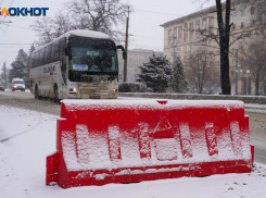 Дороги Волгограда засыпало снегом 